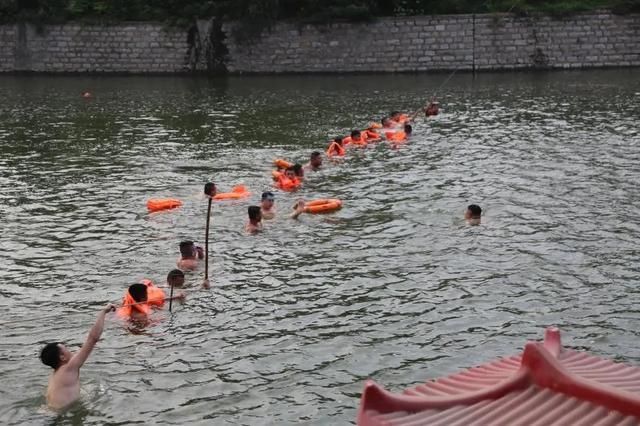  山东商报|太心痛！济南大小门牙附近一小伙溺亡