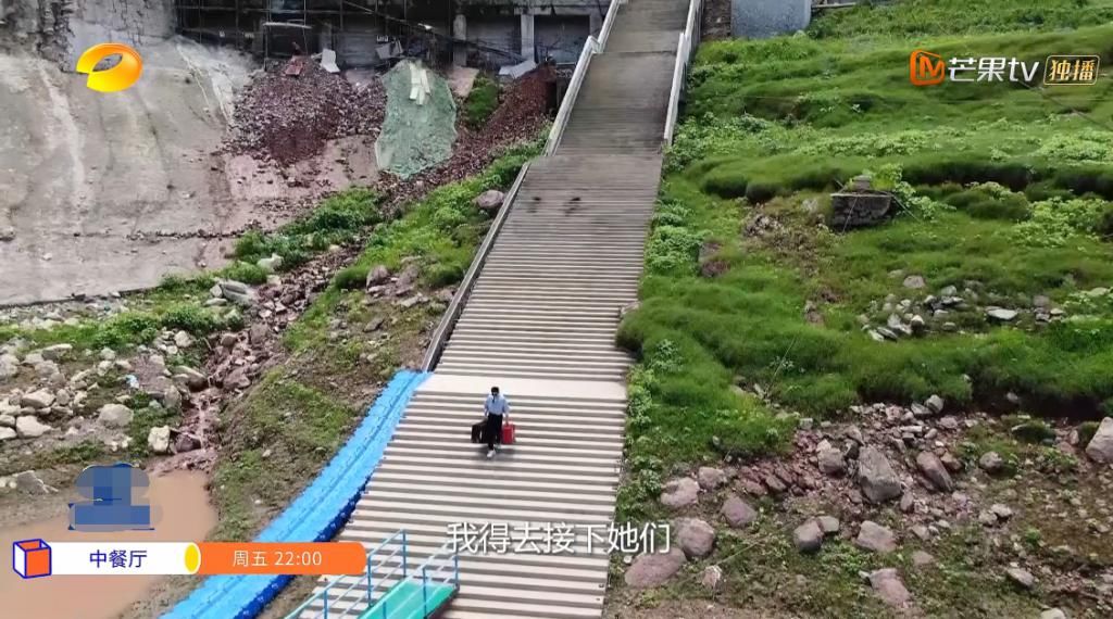  预告|预告曝光！黄晓明帮赵丽颖拎箱子超绅士，节目组故意整蛊败好感？