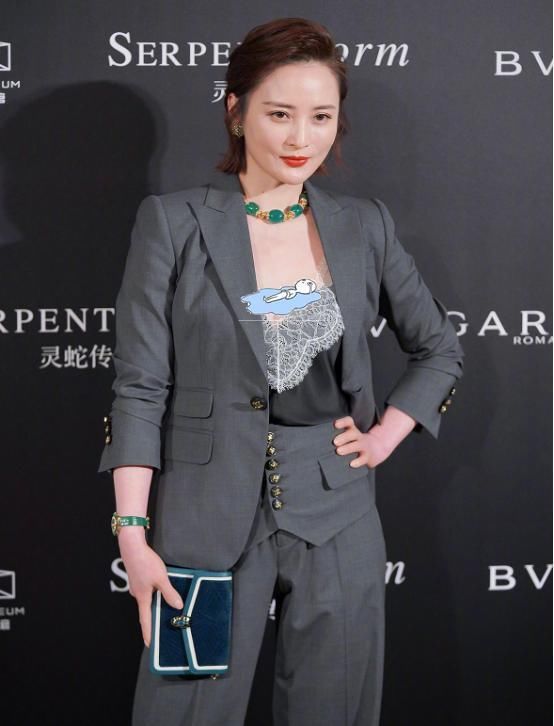 蒋勤勤|真是被蒋勤勤美到了，“马甲”就腰上有一块，配着缎面蕾丝更抢镜