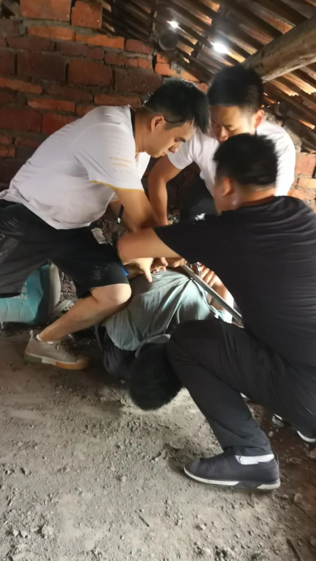  内用|理发店内用毛巾捂嘴抢劫，东乡王某被抓！