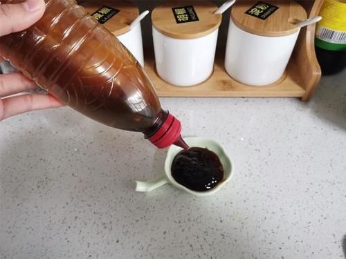 蚝油|蚝油的瓶子不合理,设计为什不改进?原来厂家有意为之,真是奸商