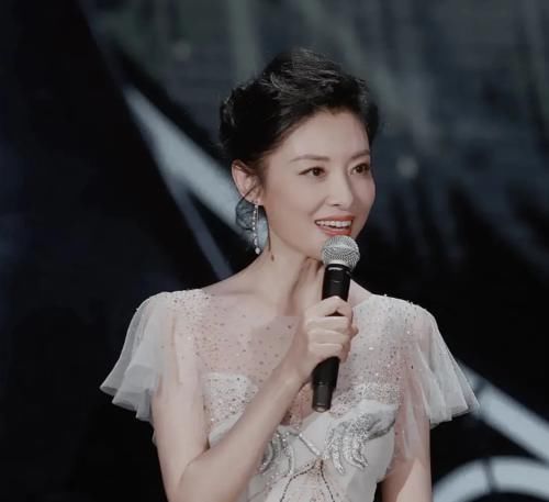  发福|54岁鞠萍现身《华彩少年》，身材发福不少，与周涛不像同龄人