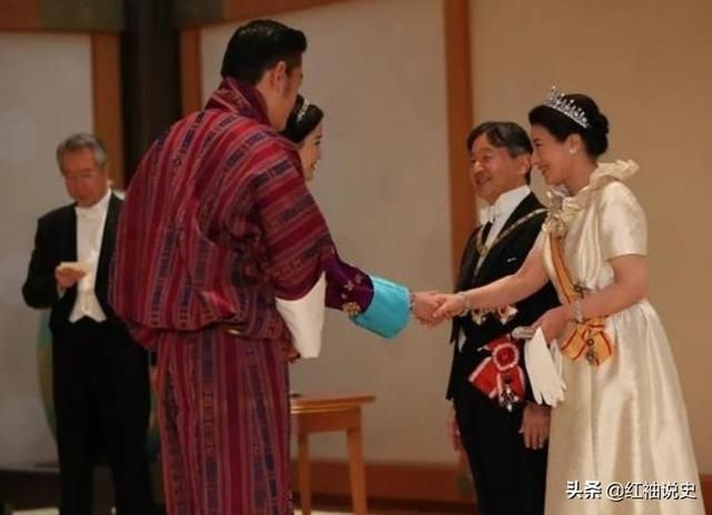  宫廷|30岁佩玛两幅面孔！宫廷晚宴时笑靥如花，面对不丹国王依旧高冷