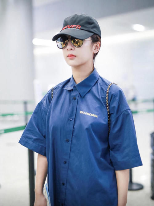  飒爽|杨紫走中性风太帅气！深蓝色衬衫配破洞裤干练酷炫，飒爽不羁