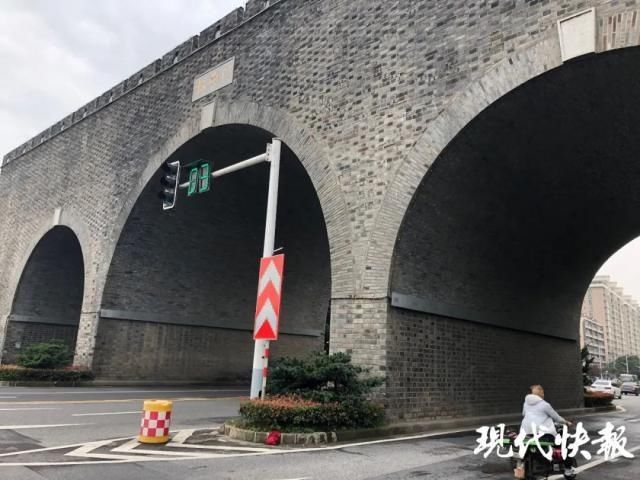  营门|突发！男子从标营门上坠亡