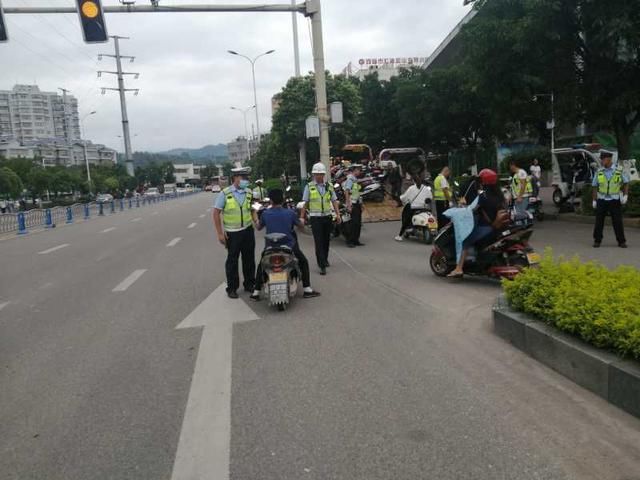 重拳出击|四川西昌公安重拳出击 整治非法营运客车