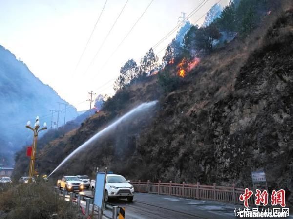 直击四川雅江森林火灾现场：火线在风中蔓延 救援力量彻夜扑救