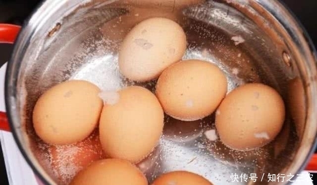 方法应该|煮鸡蛋时,加食盐是大错多加30克它,蛋壳不粘肉,单手就能剥