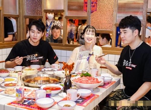 录制|《奔跑吧》录制结束后,再次看到跑男3位MC同框,老粉集体泪目了