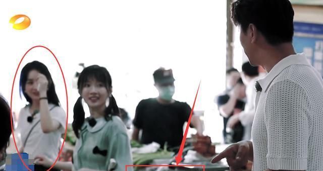  招揽客人|《中餐厅4》最“全能”嘉宾，出纳揽客样样通，掌厨还被大厨夸！