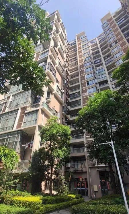  小区|痛心！福州某小区一大学生凌晨坠楼，清晨发现时已身亡！