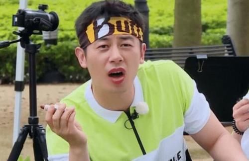  熟练|男嘉宾涂口红，郑恺相当熟练，小沈阳不忍直视，他却是全场最美！