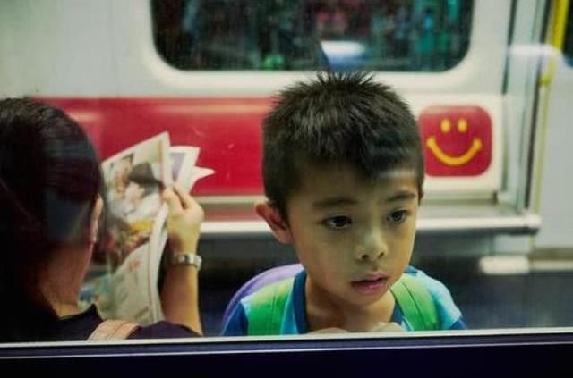 让座|小学生给老奶奶让座，书包忘拿被老奶奶直接扔在地上，孩子哭了