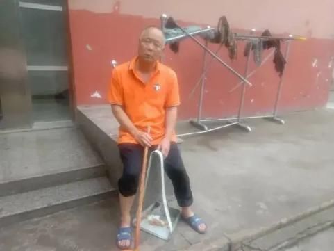 发生冲突|邻居带刀上门“讨债”属于正当防卫吗？