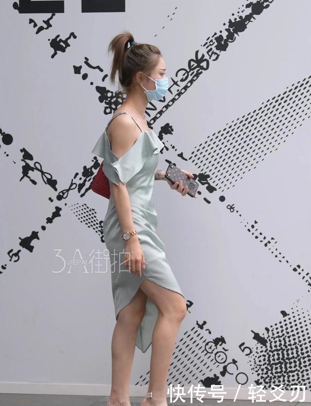 展现出|街拍:有着别样诱惑力的黑丝穿搭,展现出女人的优雅大方!