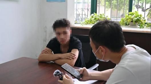 报假|两男子同处一室 一个偷手机一个“报假警”