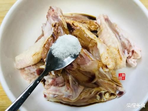  香嫩|原来鸡翅还可以这样做，小孩爱吃下饭没压力，香嫩美味和土豆最配