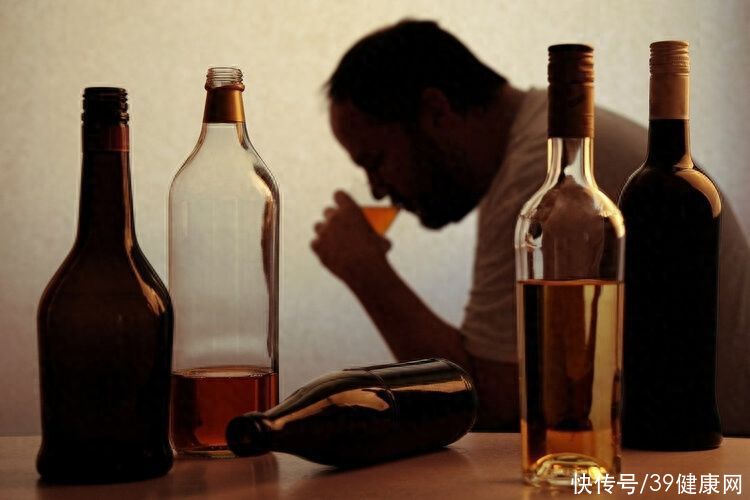 长期喝酒会导致老年痴呆吗(超393万人的全国性研究：常喝酒不仅防痴呆，还能提高生活质量？)