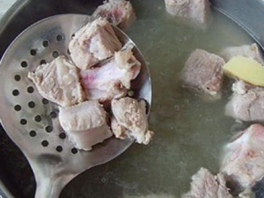 腥味|炖排骨时第一步不能错大厨传授正确方法，排骨鲜嫩多汁无腥味