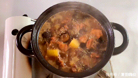 切成|在家自制特色小吃黄焖鸡,肉质鲜嫩,爽口开胃,3碗米饭不够吃