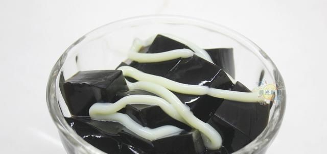 手把手|夏天必吃的龟苓膏,手把手教你熬煮,最适合搭配炼乳糖浆一起吃