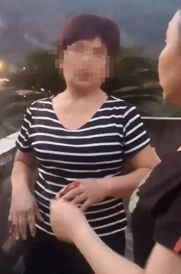  人行道|隔着屏幕都害怕！人行道突然垮塌，两人瞬间跌落