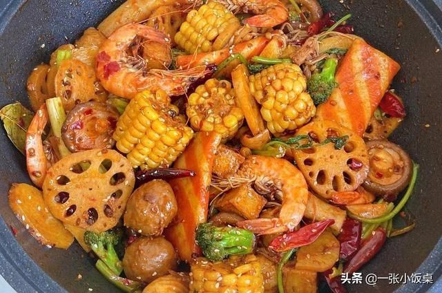  自制|自制麻辣香锅，香辣过瘾，家里人说还能吃两碗米饭