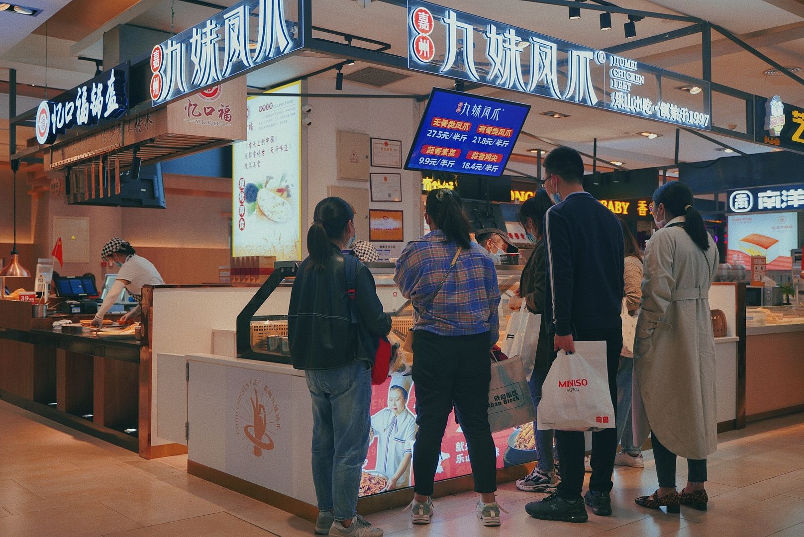 商场里|美食打卡攻略!每一个美食聚集地,都种满了成都人