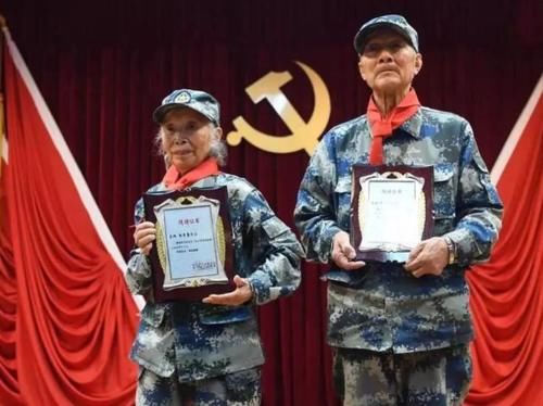 身份|8旬老人银行转账百万，银行员工急忙报警，真实身份揭开引发轰动