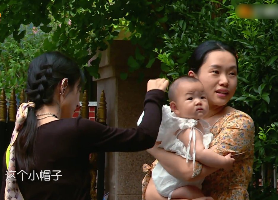  嘉宾们|黄晓明李浩菲都在专心揽客，赵丽颖却不一样，这举动我没看错吧