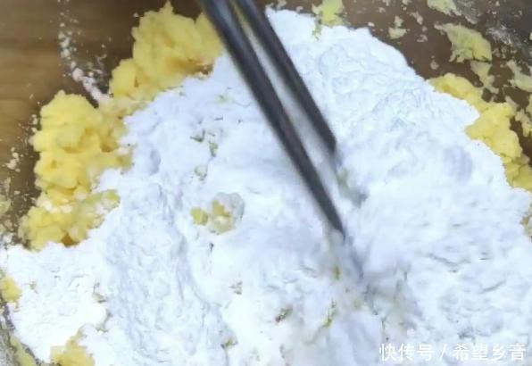 香甜|玉米面开水一烫,松软香甜,吃一次念念不忘