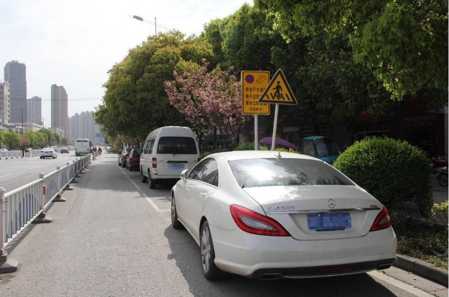  张先生|宝马乱停堵20辆车没法动，女车主三天后才现身：先向我道歉