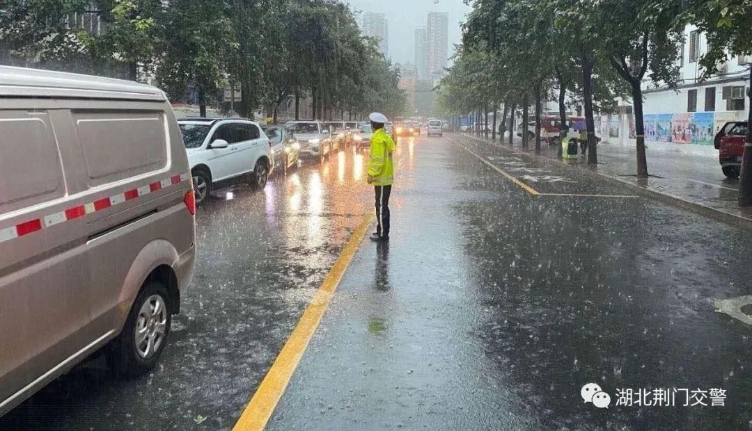  雨前|这71名司机，“赶”在雨前，“囧”在酒后| 一线微观