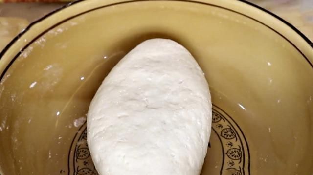  最常见|蒸花卷时，别再只放油和盐了，教你新方法，暄软劲道，好吃又好看