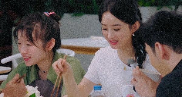 饭桌|赵丽颖《中餐厅》暴露素质,饭桌上不停翻菜盘子,黄晓明全程紧盯