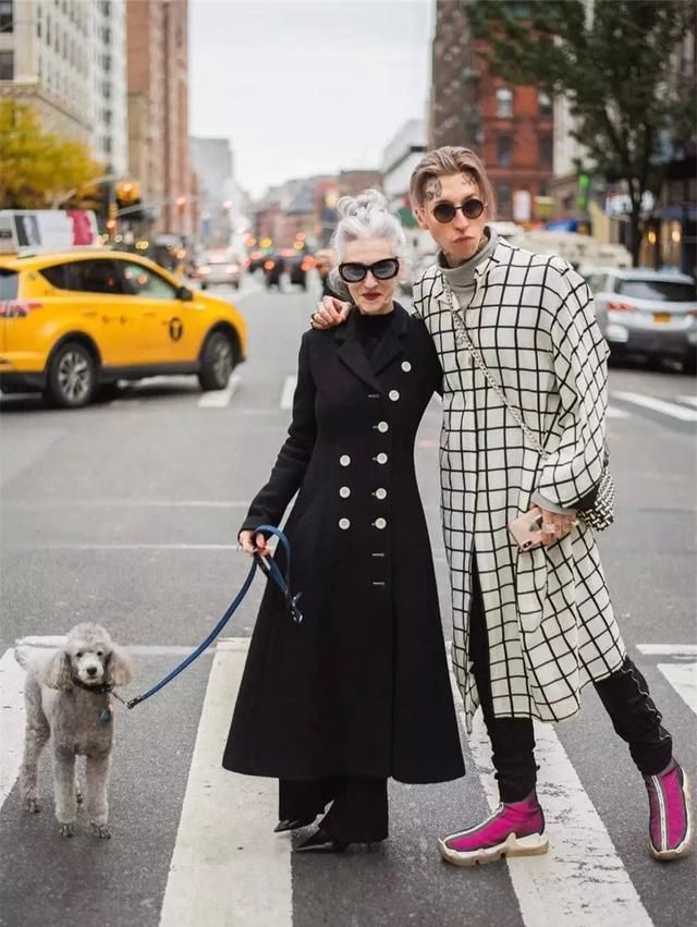  黑色|“最时髦老奶奶”走红，遛狗被抓拍成时尚达人，网友：穿得比我潮