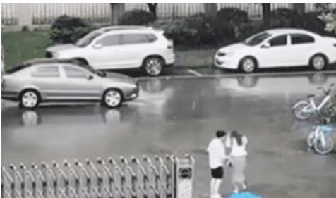 冒雨|现实的爱情!男孩冒雨给女孩撑伞,下一秒女孩却进了宝马车副驾驶