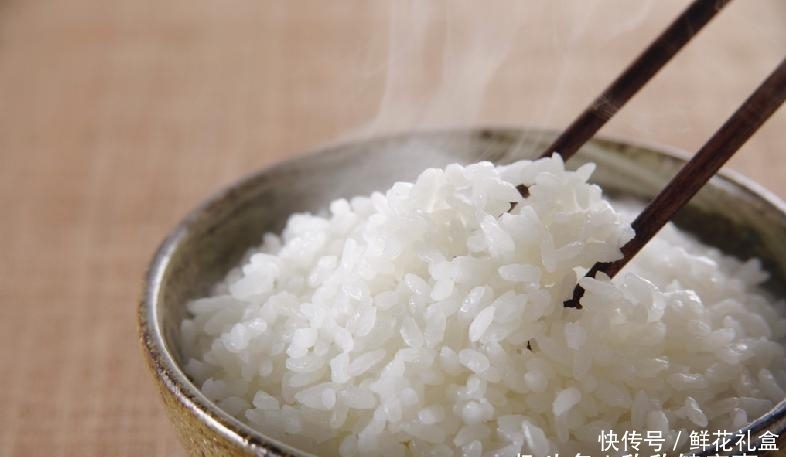 米饭中|经常吃大米饭和经常吃面条有什么区别?知道了更好放心吃