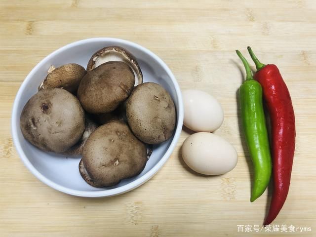 下饭|又是到了吃菌类的时候了，用“菇中皇后”做好吃的，下饭特别棒