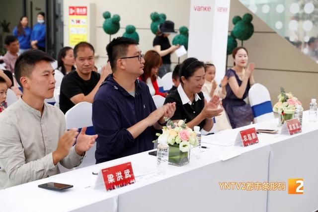  舞台|这个大舞台不得了！他们弹琴、朗诵，还能和大师们做这些事