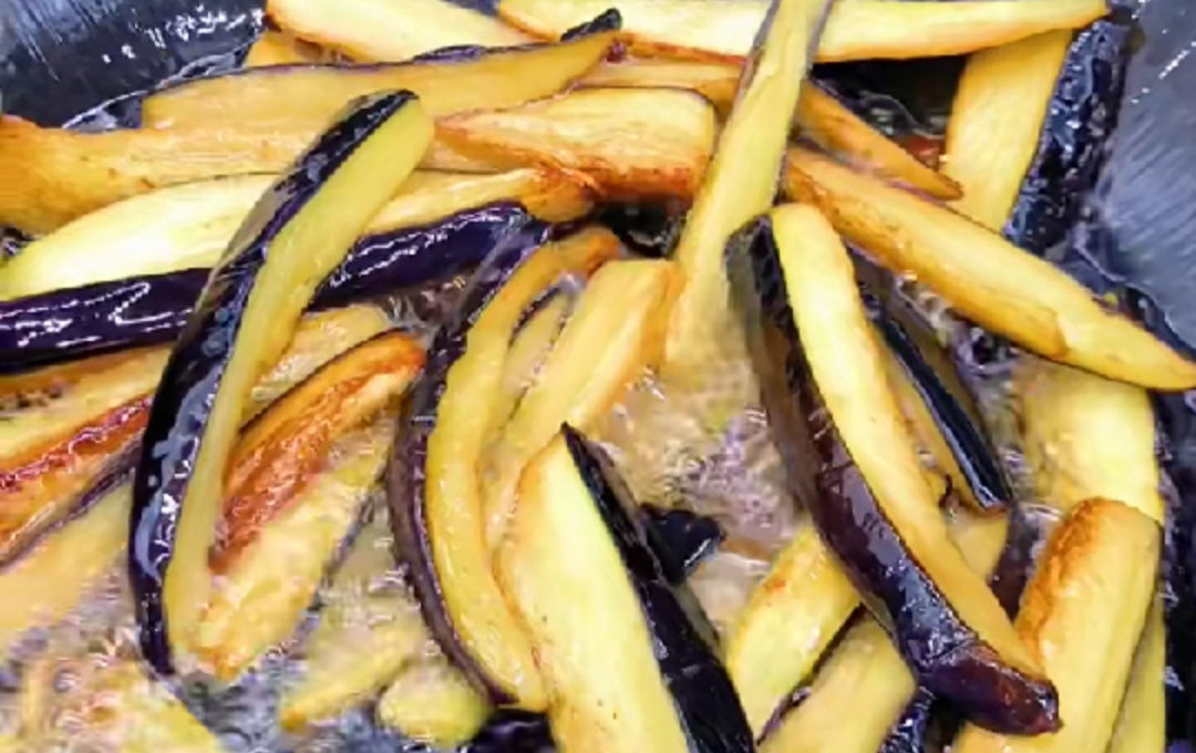  五花肉|1块五花肉，1个茄子，大厨教大家做一道肉末茄子，软软的特下米饭