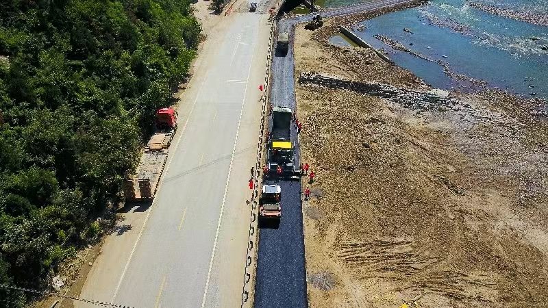 房山区涞宝路重要路段完成路面铺油工作