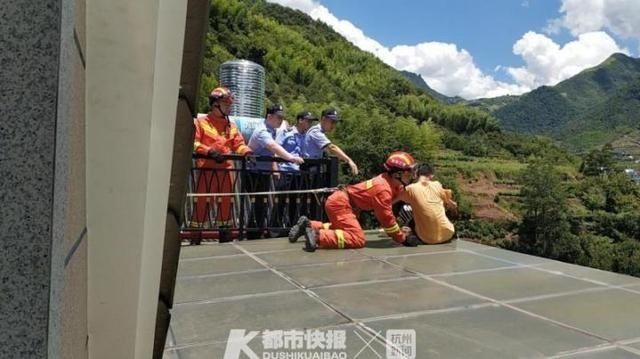  妈妈|15岁男孩和妈妈吵架后赌气跳楼，被消防员一秒冲上抱进怀里