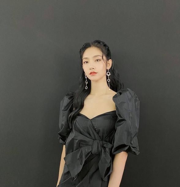  会显得比较|曾可妮女团造型不要太好看，少女心首饰迷人亮眼，减龄穿搭学起来