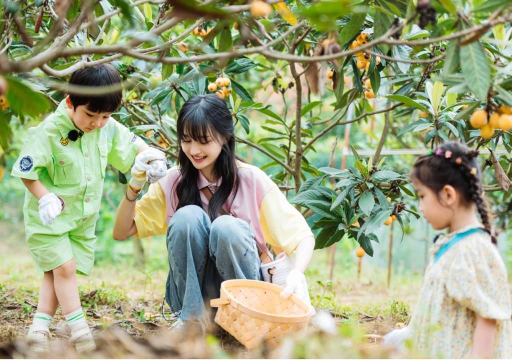  让小朋友|郑爽喂萌娃吃枇杷，不经意间的小动作证明：她会是个好妈妈