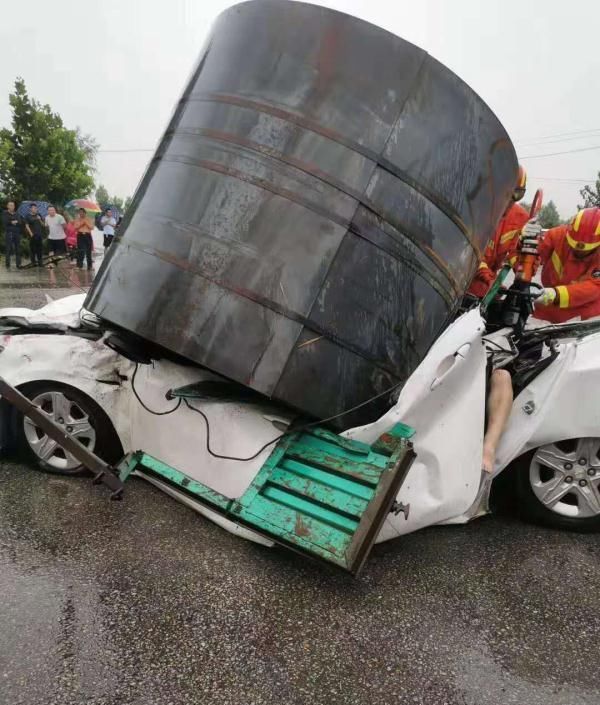  所载|一辆大货车所载钢卷滚落，将轿车压扁，啥车的质量这么差