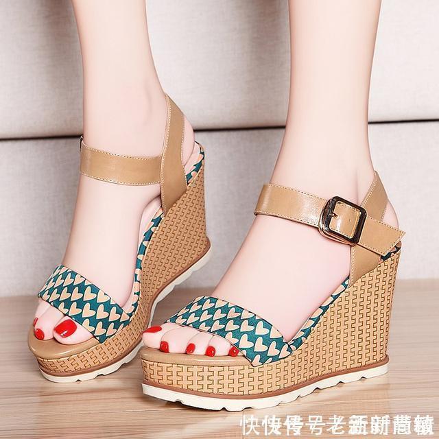  显脚|今年流行的当属这8款坡跟凉鞋，显脚白