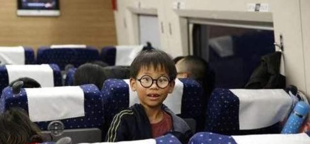 脸红|9岁儿子高铁作妖，妈妈：他只是孩子，5岁女孩回怼让妈妈直接脸红