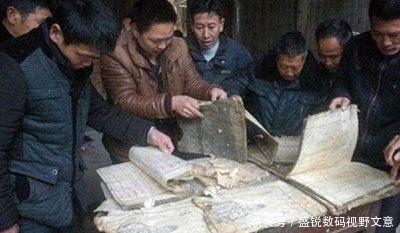 送来|退休教师无意翻出祖传家谱, 揭开显赫身世, 专家送来锦旗