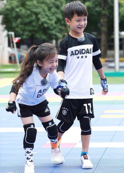  可爱|小泡芙不再可爱，长大后长发及腰似女神，坐在爸爸身边一脸娇羞